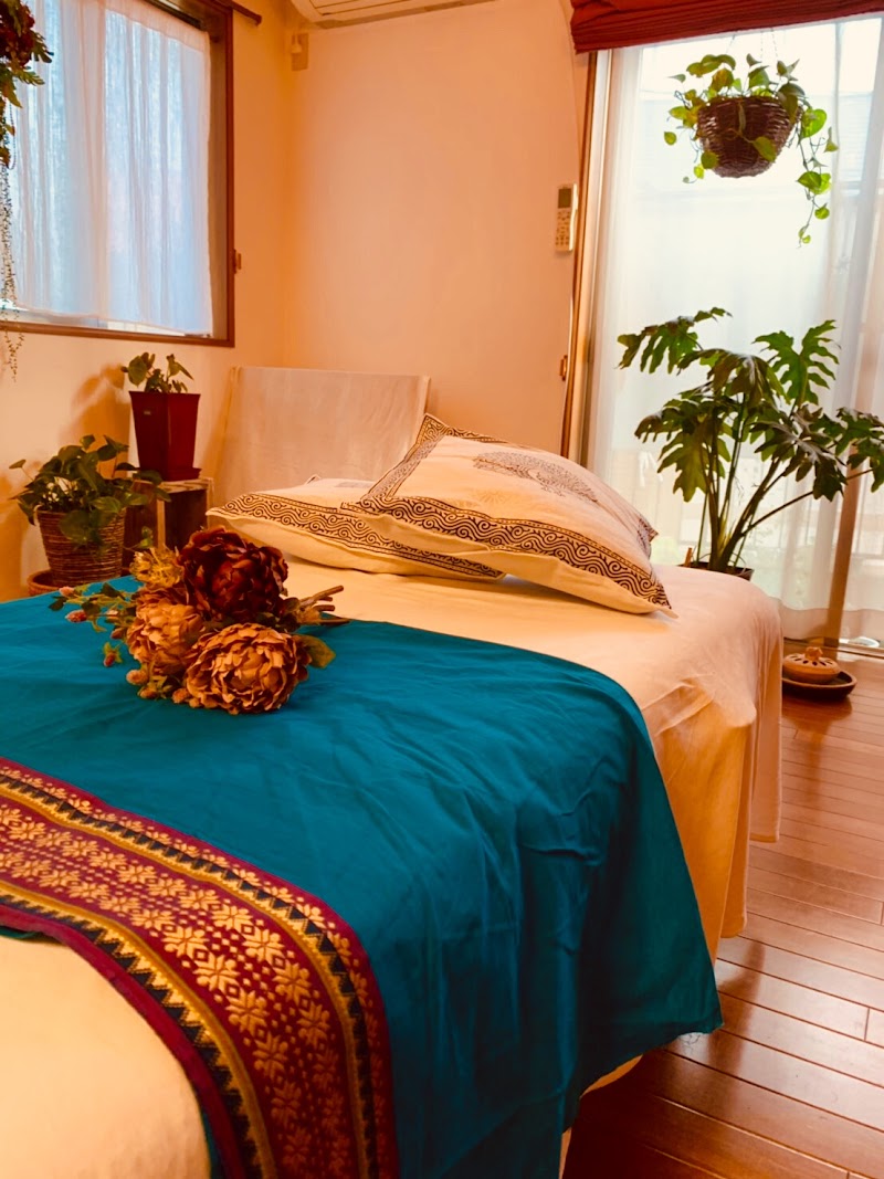 ヨガ教室とタイ古式マッサージAkasha