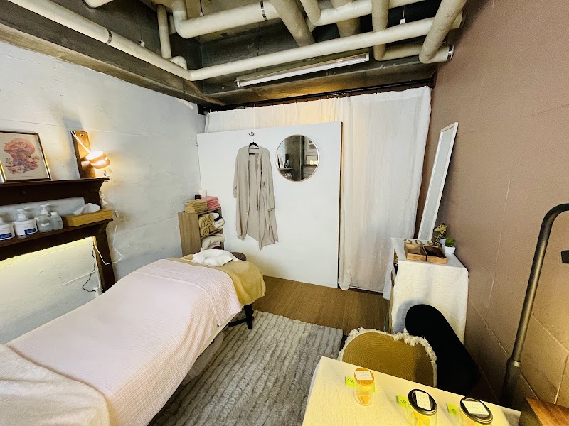 Hugアロマトリートメント(aroma oil lymph massage salon for women)